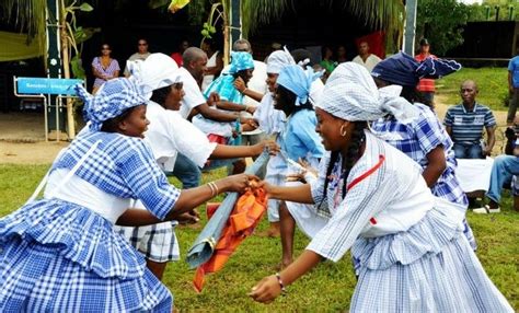 Pin by MarieClaireR on Suriname in 2020 | Traditional outfits, Special ...