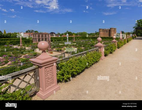 Warwick castle gardens hi-res stock photography and images - Alamy