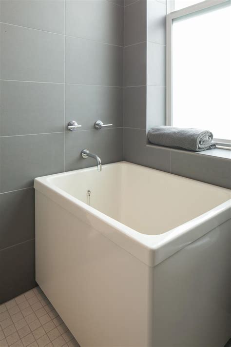 Ofuro Soaking Tubs vs. American Style Bathtubs | Hammer & Hand