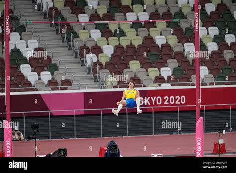 Mondo Duplantis participating in the Tokyo 2020 Olympics in the pole vault discipline Stock ...