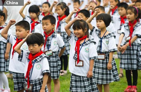 unocero - En China rastrean ubicación de alumnos con uniformes inteligentes