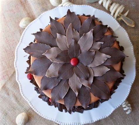 Video: How to make chocolate leaves cake topper • CakeJournal.com