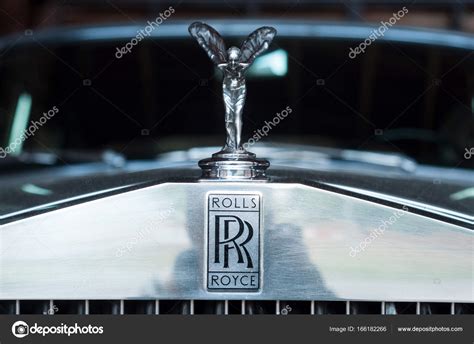 Closeup of Rolls Royce logo on car – Stock Editorial Photo © NeydtStock ...