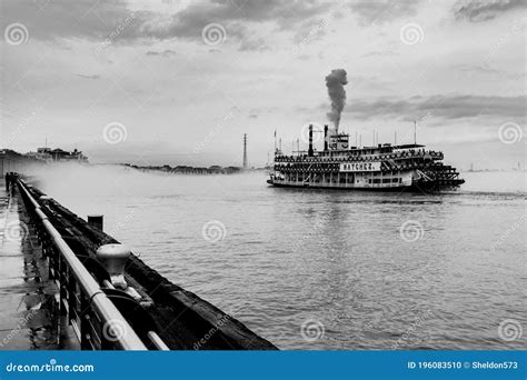 A Paddle Steamer on the Mississippi Editorial Image - Image of scenic ...