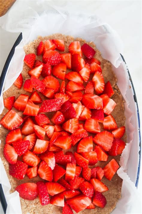 Healthy Breakfast Strawberry Bars With Oats - Beauty Bites