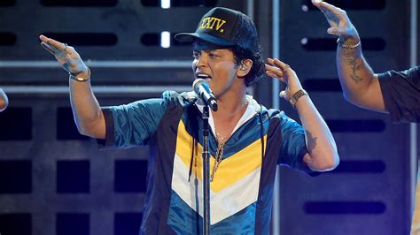 Bruno Mars ELECTRIFIES With "24K Magic" Performance At The 2016 AMAs