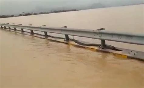 Video: Bridge Under The (Flooded) River Godavari