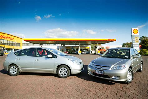 2004 Toyota Prius II vs Honda Civic Hybrid comparison - NZ Autocar