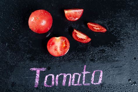 Close-up, ripe red tomato with water drops - Creative Commons Bilder