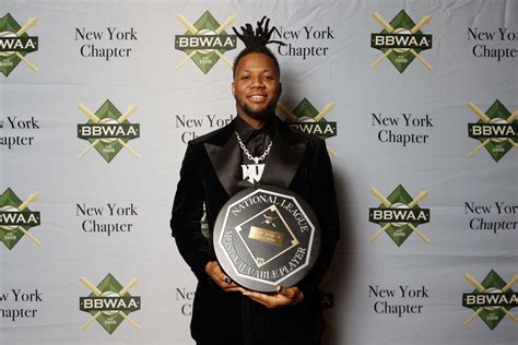 “The show stopper Ronny J!” - Fans go wild as MVP winner Ronald Acuña Jr. stuns in all-black ...