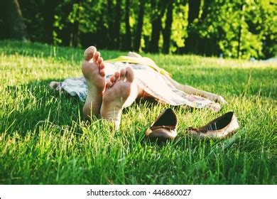 Girl Lying Grass Barefoot Without Shoes库存照片446860027 | Shutterstock