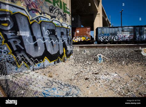 Los angeles river graffiti hi-res stock photography and images - Alamy