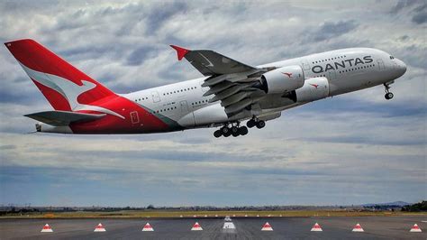 Qantas flight lands safely in Sydney after engine failure