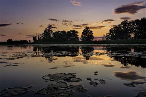 Ottawa River Sunset. The reflection on the water is absolutely beautiful ! Sony a6000 : r/sunset