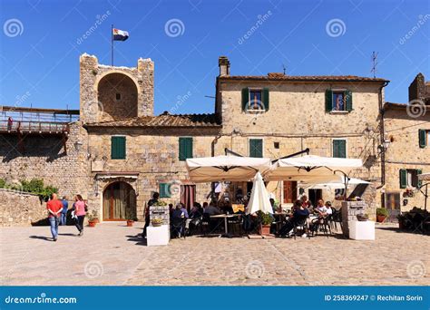 MONTERIGGIONI, 27 July 2022: The Main Piazza And The Walls Of The Castle.. Editorial Photo ...