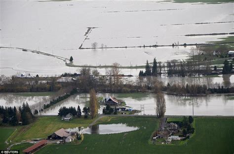 Washington state flooding revealed in dramatic aerial photographs | Daily Mail Online