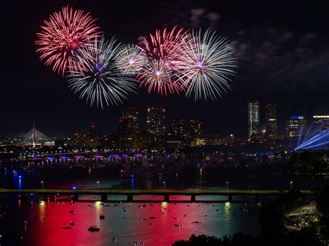 A photo scroll of Boston's gorgeous Fourth of July fireworks show