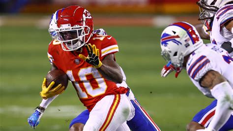 Tyreek Hill Shows Off INSANE Speed on Field-Reversing 71-Yard Catch and Run