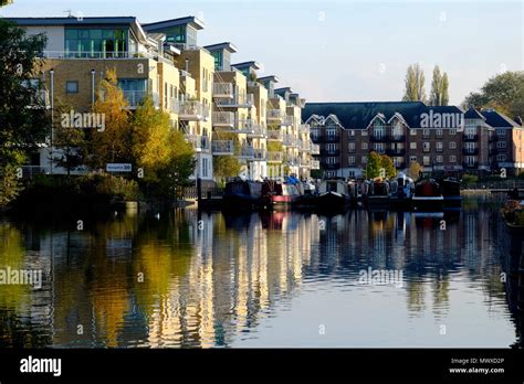 Brentford canal hi-res stock photography and images - Alamy