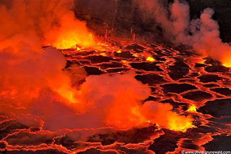 Des bulles crèvent la surface du lac de lave du Nyiragongo - Photos Futura