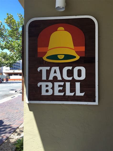 The Taco Bell logo before the Purple/Pink 'we're still stuck in the ...