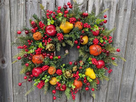 Christmas Wreath - Williamsburg Style Christmas Wreath with Fruit and ...