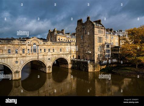 Pulteney bridge shops bath hi-res stock photography and images - Alamy