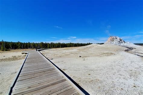 White Dome Geyser + Waiting for it to erupt in Yellowstone National Park... 🌋 Wyoming travel ...