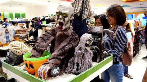 25 Examples of Halloween Displays to Inspire Your Retail Store ...