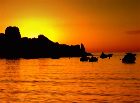 Typical Mediterranean sunset in a tranquil beach in Malta – Viaggiatore.net