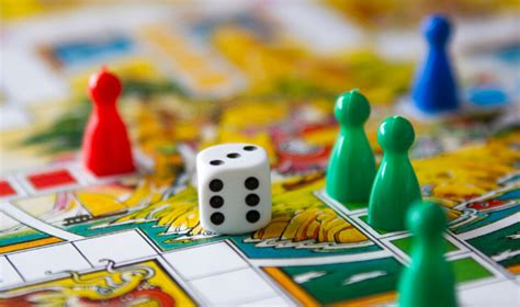 6 Best Simple Family Game Night Games