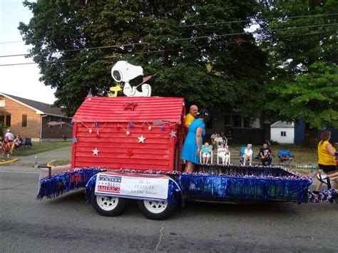 Snoopy Woodstock Charlie Brown and Lucy float | Christmas parade floats ...