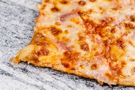 Baked Pizza with Ham and Copy Space - Creative Commons Bilder