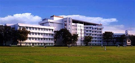 UE Caloocan Administration and Academic Building — Mohri & P.A ...