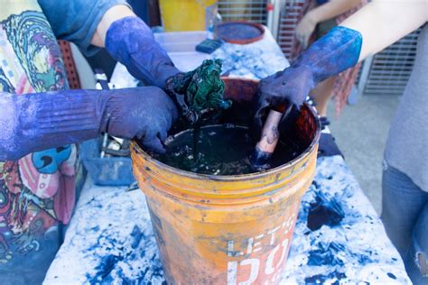 Indigo Dyeing 101: How to Dye with Indigo [Vat Types & Process]