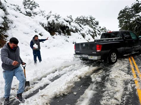 Snow falls in Los Angeles area, 1,000s still without power | Toronto Sun