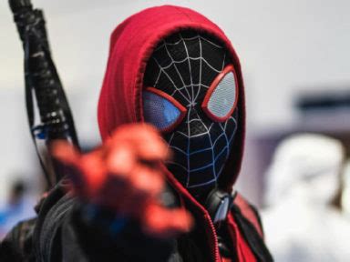 Spider-Man Noir Costume Guide: DIY Cosplay [Fedora, Goggles & Coat]
