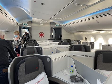 The good, the bad, and ugly, of flying Air Canada Signature Class in Canada - Points Miles and Bling