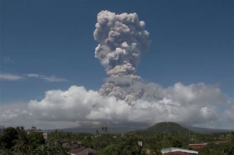 Philippines Raises Alert Level as Mayon Volcano Eruption Intensifies - The New York Times