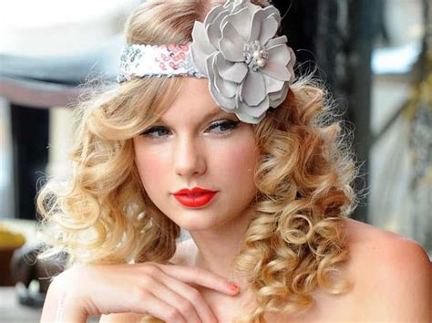 7 Glamorous Curly Hairstyles That Taylor Swift Sported