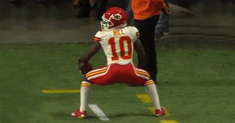 Chiefs WR Tyreek Hill Twerks After Catching 65-Yard Touchdown Pass (VIDEO)