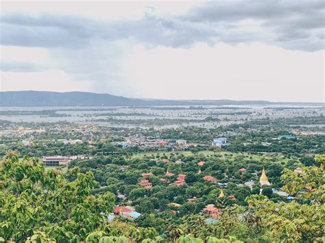 Myanmar: Mandalay Hill - Living in the Moment