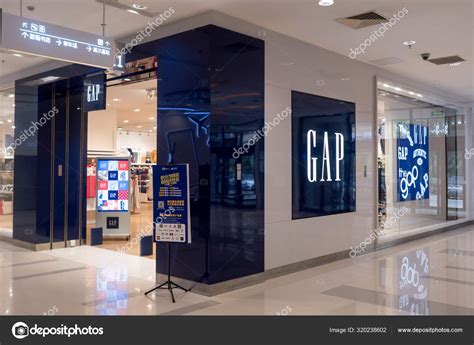 Gap clothing company. The History of Gap: the Rise and Fall of the ...