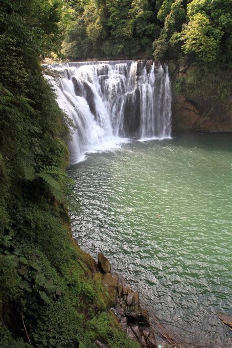 Shifen Waterfall in Shifen, Taiwan Stock Image - Image of plunge, water ...