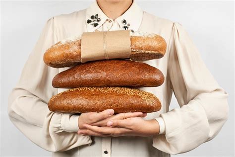 Woman holding a pile of breads - Creative Commons Bilder