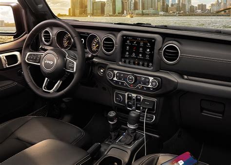 Jeep® Gladiator Interior - Truck Interior & Features