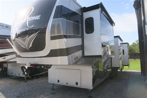 NEW 2022 RIVERSTONE LEGACY 442MC - Overview | Berryland Campers