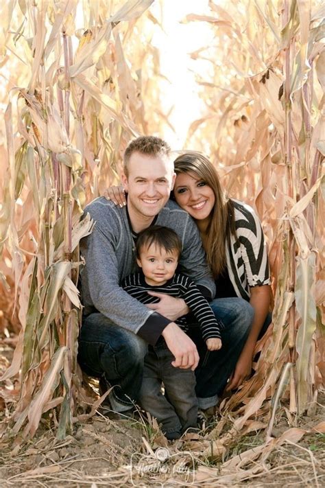 Esta idea también está muy buena Family Picture Poses, Fall Family ...