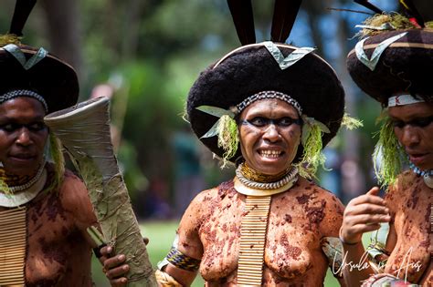 Big Hats and Small Drums: the Engan Women of Papua New Guinea » Ursula's Weekly Wanders