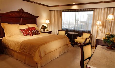 North & West Wing Standard King Room | Peppermill Resort Hotel, Reno